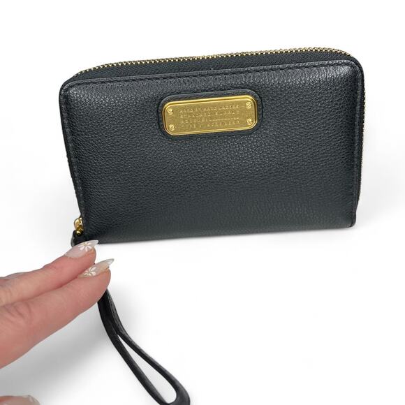 THE MARC JACOBS New Q Wingman Wallet Wristlet Black Leather - Picture 1 of 12